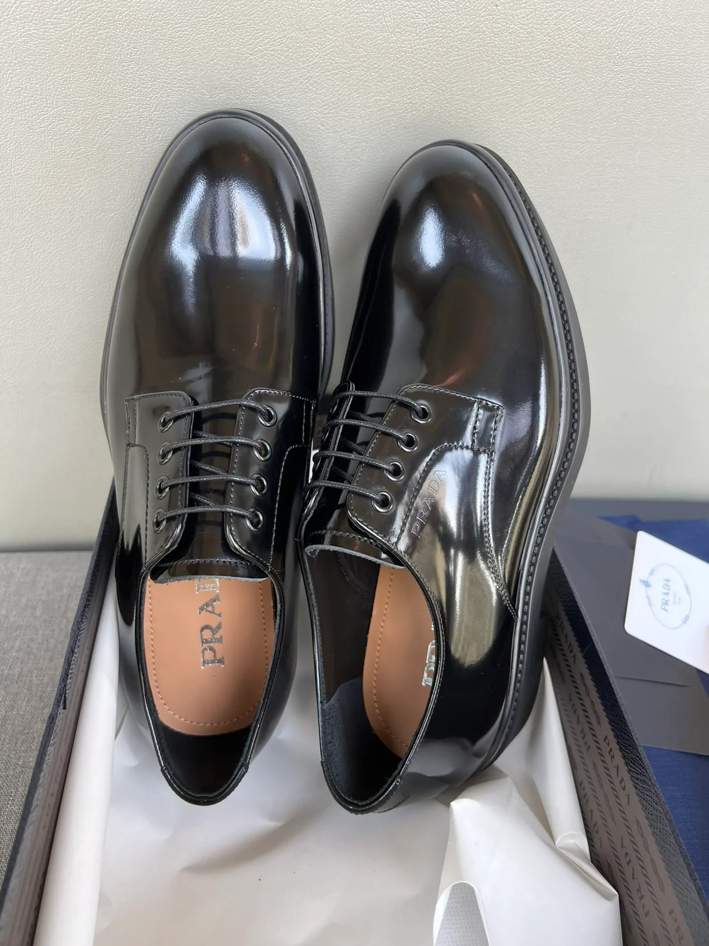 Men's shoes 💰860 💰Best recommendation✨PRADA Prada top purchasing quality imported upper with color-brushed edge beads carved toe design cowhide lining private molded TPU outsole non-slip, wear-resistant and elastic fashionable and versatile burgundy black blue 39-44 in stock (38, 45 customized for replacement, return and exchange)